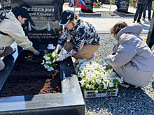 В Салехарде Аллею Славы впервые украсили цветами