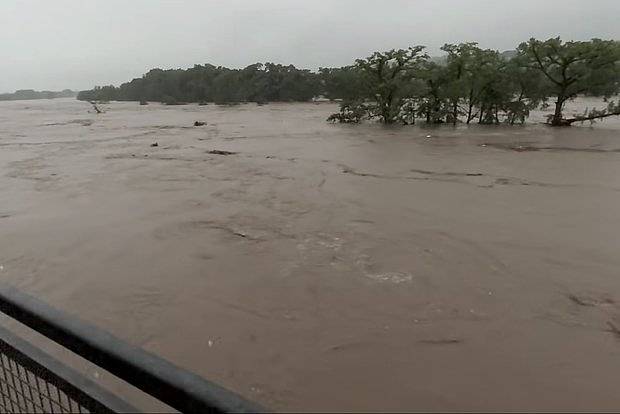 Число жертв наводнения в Техасе достигло 50