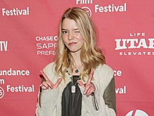 Актриса Аня Тейлор-Джой снялась в трусах и топе для глянца