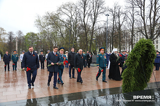 Глеб Никитин возложил цветы к Вечному огню в Нижегородском кремле