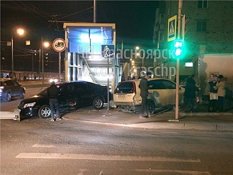 В Красноярске из-за массового ДТП автомобили чуть свалились в подземный переход