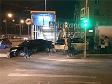 В Красноярске из-за массового ДТП автомобили чуть свалились в подземный переход