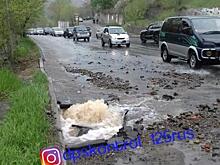 Во Владивостоке снова «разорвало» асфальт