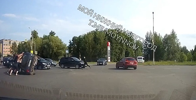 Нижегородцы помогли поставить на колеса перевернувшуюся в ДТП «Ниву»