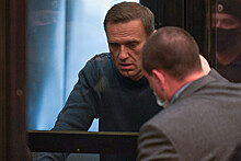 Навального доставили в суд, где продолжат рассматривать его дело о клевете