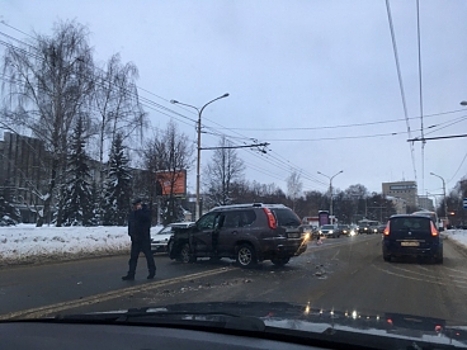 Утром на Советской «Nissan» и «Лада» спровоцировали пробку