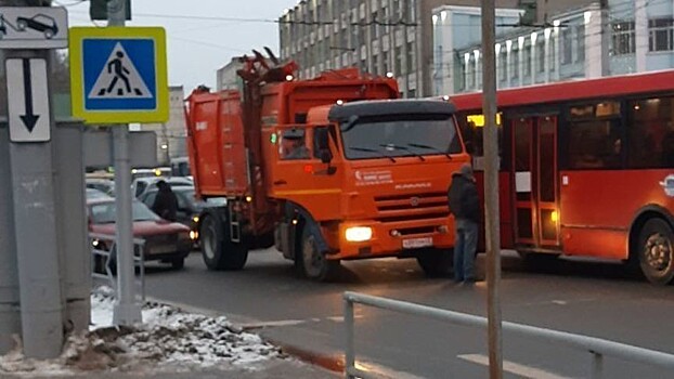 Авария «КамАЗа» и «Ауди» парализовала движение на площади Лепсе