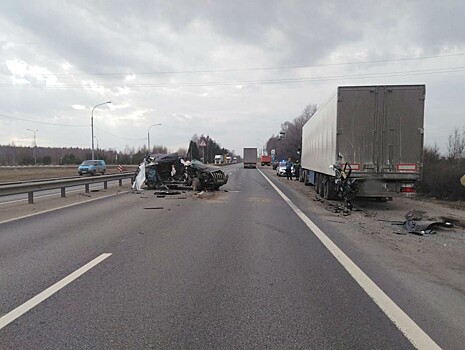 В Тверской области на М-10 Тойота врезалась в фуру