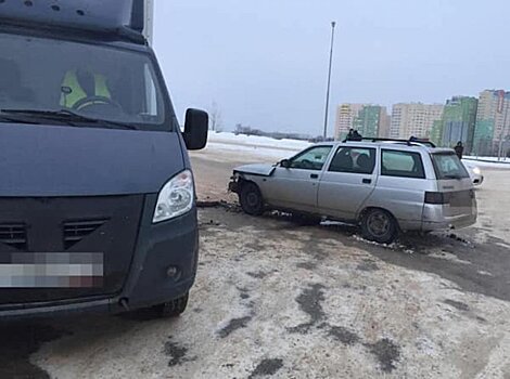 В Уфе столкнулись ВАЗ-2111 и грузовой фургон, пострадала 23-летняя девушка