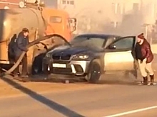 Горящий BMW потушили фекалиями