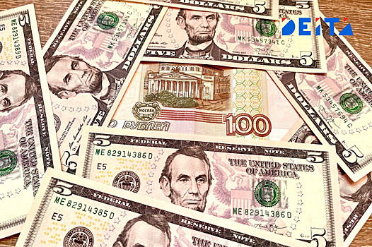 Стоит ли россиянам закрывать банковские вклады в долларах, объяснил эксперт