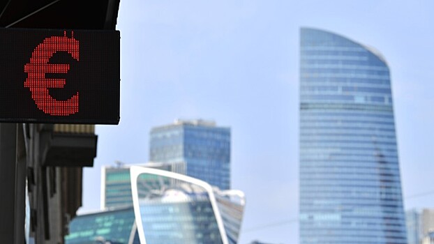 Рубль снижается к доллару и евро