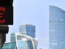 Рубль снижается к доллару и евро