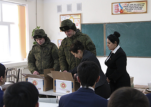 Военнослужащие 201 военной базы передали учебную и художественную литературу в школу №37 г. Душанбе