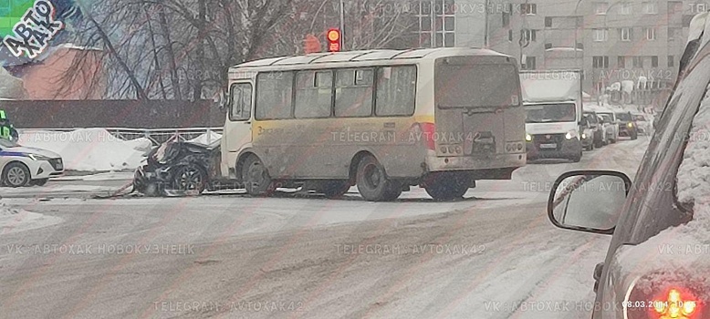 Легковушка превратилась в груду металла после ДТП с автобусом в Прокопьевске
