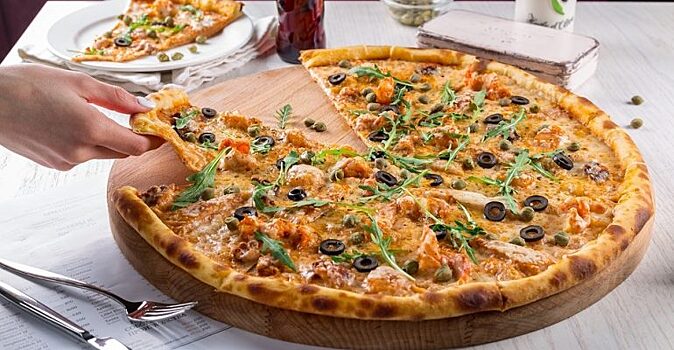 Нежная пицца с колбасой и грибами: как легко приготовить традиционное итальянское блюдо