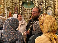 Священник Казанской епархии срезал языческие ленточки с деревьев у "Анисьиных грядок"