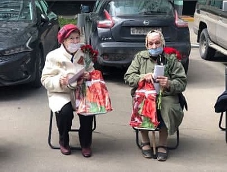 Руководители района Лианозово и школьники поздравили ветеранов