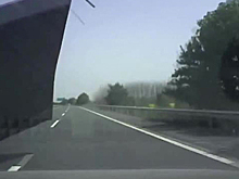 Водитель снял попадание огромного листа железа в лобовое стекло и выжил