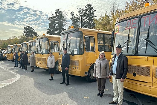В школы Новосибирской области поступило 49 новых автобусов