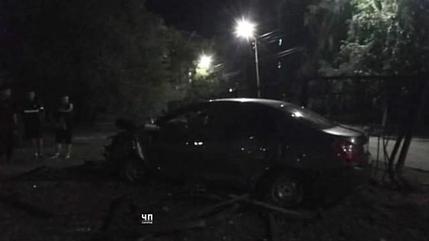 Водителя, протаранившего забор парка в Саратове, заставят возместить ущерб