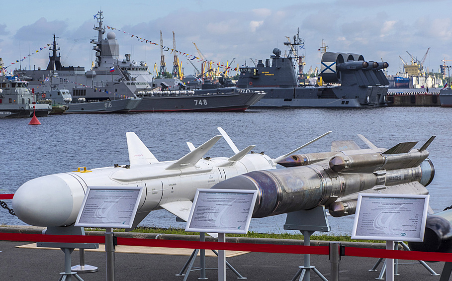 В Санкт-Петербурге открылся 7-й Международный военно-морской салон, входящий в первую тройку крупнейших мировых выставок военно-морской техники и вооружения. На фото: авиационные высокоскоростные противорадиолокационная ракета Х-31ПД и противокорабельная ракета Х-31АД (слева направо)