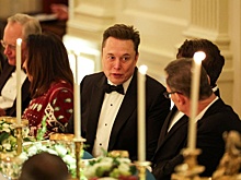 Чтец по губам расшифровала, что спросил Маск у гостя про саудовского принца