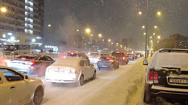 «Центр весь в сугробах»: петербургские автолюбители жалуются на пробки и работу коммунальщиков
