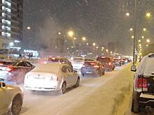 «Центр весь в сугробах»: петербургские автолюбители жалуются на пробки и работу коммунальщиков