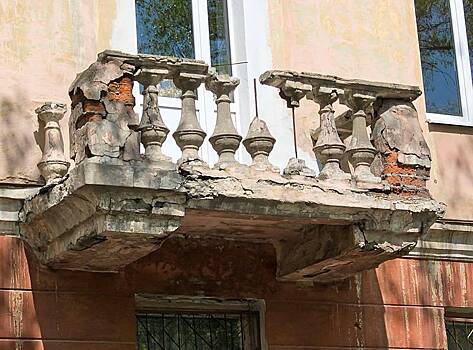 Семья в российском городе столкнулась с риском обвала потолка из-за соседей