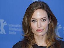 Джоли посетила Венецианский кинофестиваль с новым избранником