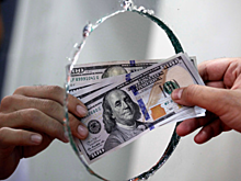 Доллар усилил падение к рублю