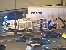 Грузовик врезался в разделительный барьер на 53-м километре МКАД