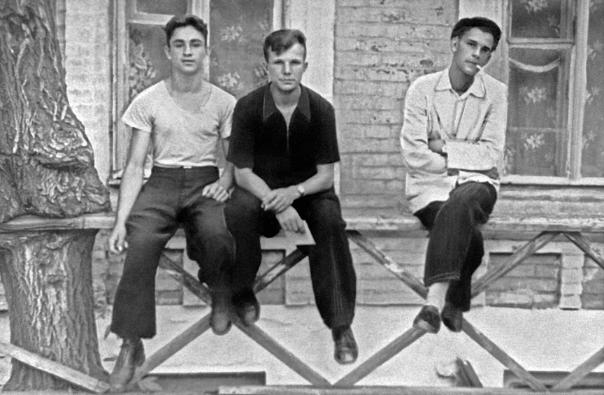 Юрий Гагарин - учащийся Саратовского индустриального техникума, с друзьями. Фотография 1953 года