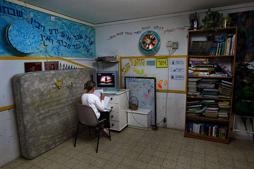 Израиль, Нетивот. Израильский подросток делает домашнее задание в бомбоубежище во время предупреждения о запуске палестинской ракеты «Кассам»