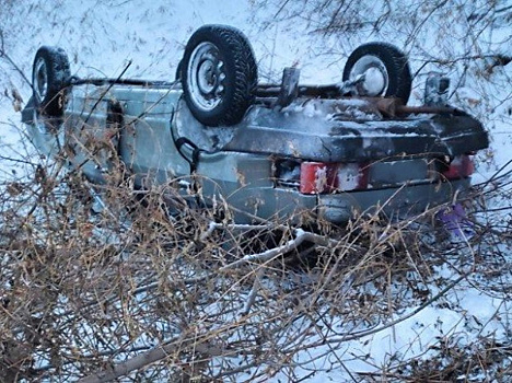 В Самарской области на трассе легковушка вылетела в кусты и перевернулась