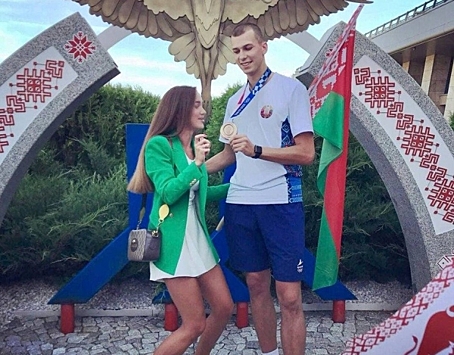 Белорусский олимпиец вернулся домой в носках с надписью «Пошли бухать»