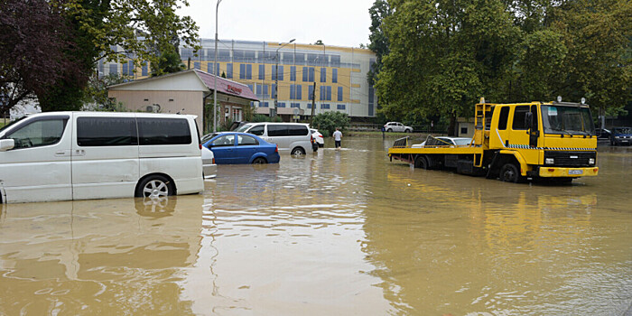 Районы Сочи и Керчи ушли под воду, Северная Осетия пострадала от ливня с градом
