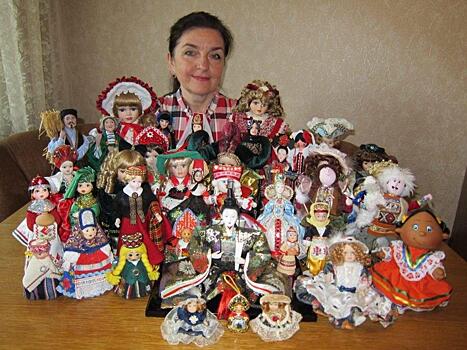 Жительница Останкина собрала коллекцию из 40 кукол в национальных одеждах