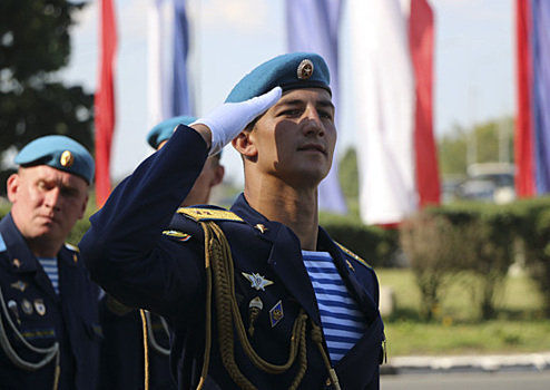 Под Псковом участники конкурса «Десантный взвод» совместно с военнослужащими гарнизона отметили День ВДВ