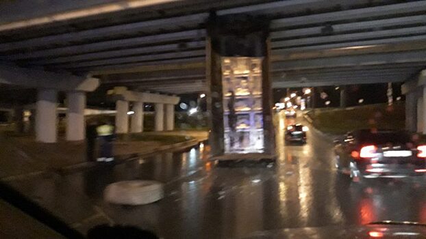 Самосвал зацепился кузовом за мост