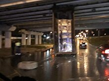 Самосвал зацепился кузовом за мост