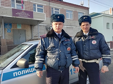 Уральские полицейские залезли в машину через окно, чтобы помочь владельцам Infiniti
