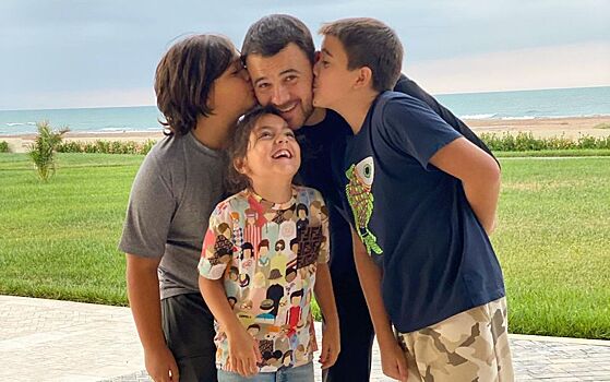 Семейные фото и нежные слова: Агаларов поздравил сыновей от Алиевой с 12-летием