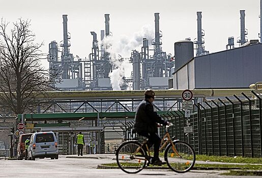 Германия хочет до конца года отказаться от российской нефти. Что говорят немецкие политики