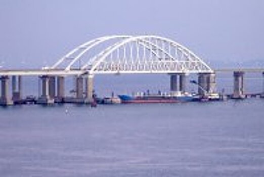 Строители проложили первый железнодорожный путь Крымского моста
