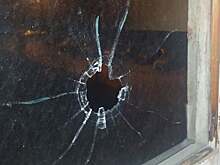 В Балакове неизвестный обстрелял окна жилого дома напротив