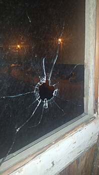 В Балакове неизвестный обстрелял окна жилого дома напротив