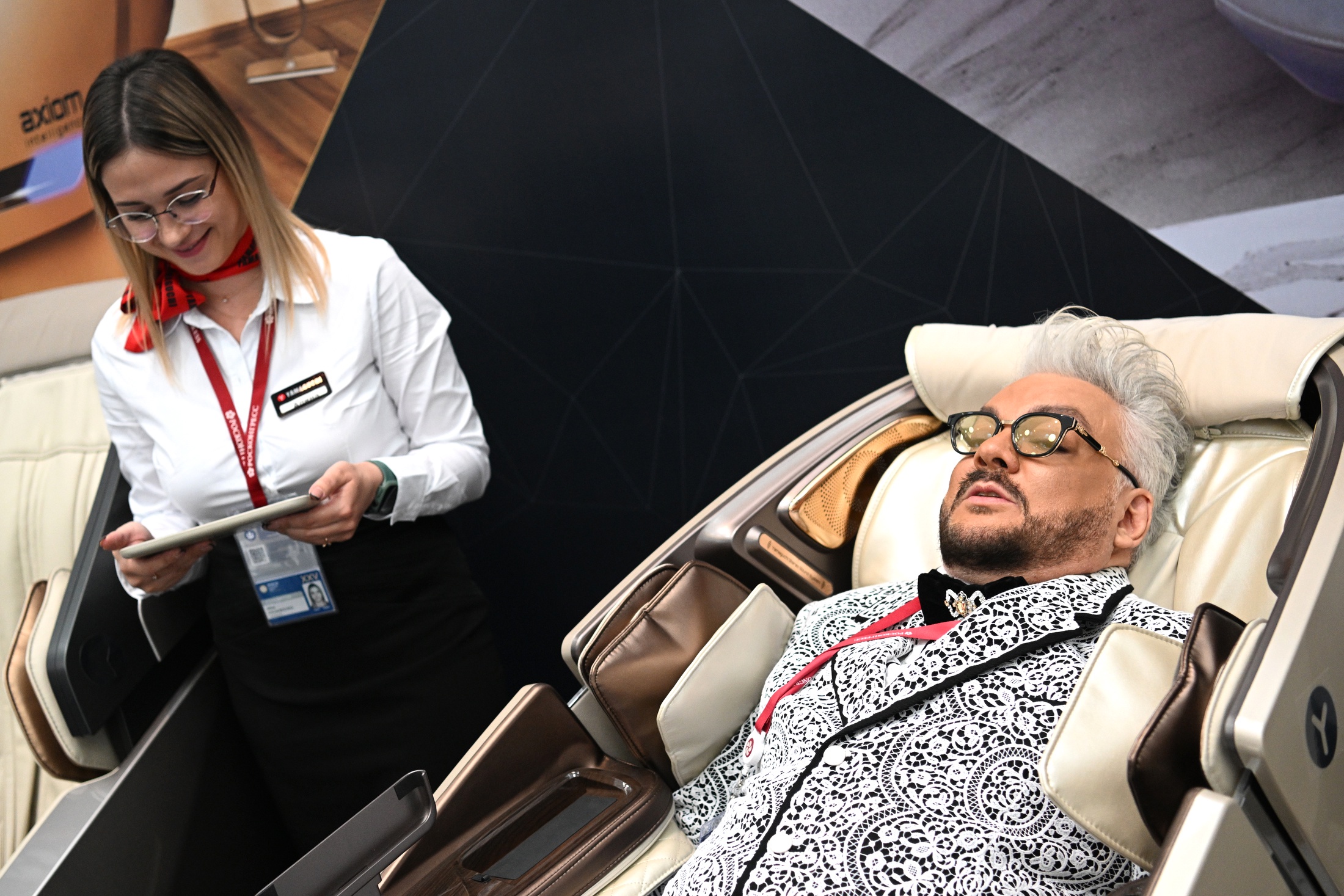 Представитель получившего ожоги на шоу Киркорова рассказала о его состоянии