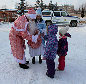 В Татарстане Полицейский Дед Мороз водил школьников на экскурсию в кинологический центр